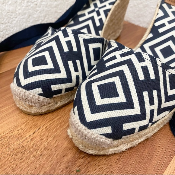 TORY BURCH Blue Printed Canvas D'Orsay Pumps Espadrille Sandals Size 40 - Picture 3 of 15